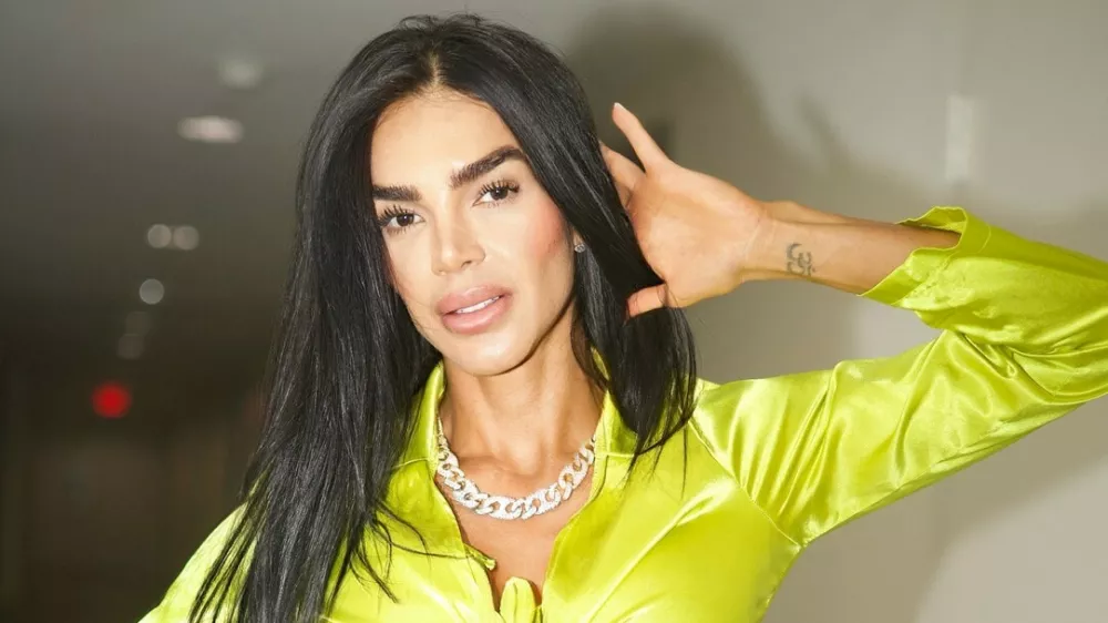 EXCLUSIVE: Story from Jam Press (Worlds Smallest Waist)VIDEO: 'I've spent m to have the world's smallest waist &ndash; I wear a corset up to 23 hours a day and men love my exotic figure'A woman who claims to have spent m to achieve the world's smallest waist wears a corset up to 23 hours a day &ndash; only taking it off to shower &ndash; and says men love her "exotic figure".Aleira Avendano's waist measures at just 18 inches.The 33-year-old has achieved her controversial physique by wearing a tight corset for the last 17 years.Her goal? To have the world's smallest waist &ndash; a title which currently belongs to Cathie Jung at 15 inches.Aleira has already pushed her body to its limit, though, with her organs "shifting and adjusting" to different positions.But she's not ready to give up just yet, no matter how difficult it gets."I find it challenging when it comes to buying clothes, as nothing fits," the yoga teacher told NeedToKnow."My sizes are unique, and I have naturally wide hips."So I have to have clothes custom-made for me."It's been a major investment &ndash; enhancements, treatments and healthy food."A huge commitment."Honestly, my body should be insured."Aleira, who lives in Miami, Florida, US, has spent in excess of m altering her waist, with a further 38,000 on surgical procedures, including seven boob jobs, five nose jobs, bum implants and new teeth.She previously said that every woman "should have plastic surgery to be truly beautiful".And her attitude has remained the same, especially when it comes to achieving a tiny waist.She said: "To all women and men &ndash; join the challenge."You won't regret it."With consistency and discipline &ndash; yes, wearing it every day &ndash; you'll see real changes within months."You'll look unique.24 Jul 2025Pictured: Story from Jam Press (Worlds Smallest Waist)VIDEO: 'I've spent m to have the world's smallest waist &ndash; I wear a corset up to 23 hours a day and men love my exotic figure'A woman who claims to have spent m to achieve the world's smallest waist wears a corset up to 23 hours a day &ndash; only taking it off to shower &ndash; and says men love her "exotic figure".Aleira Avendano's waist measures at just 18 inches.The 33-year-old has achieved her controversial physique by wearing a tight corset for the last 17 years.Her goal? To have the world's smallest waist &ndash; a title which currently belongs to Cathie Jung at 15 inches.Aleira has already pushed her body to its limit, though, with her organs "shifting and adjusting" to different positions.But she's not ready to give up just yet, no matter how difficult it gets."I find it challenging when it comes to buying clothes, as nothing fits," the yoga teacher told NeedToKnow."My sizes are unique, and I have naturally.,Image: 1025243484, License: Rights-managed, Restrictions: NO Australia, Germany, Norway, South Korea, Sweden, United Kingdom, United States, Unknown Country, Model Release: no, Pictured: Aleira Avendano