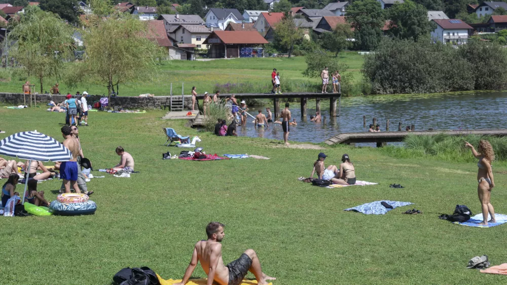 - 21.07.2024 - reportaža Podpe&scaron;ko jezero - poletje, vročina, kopanje, hlajenje, kopalci, obiskovalci, ljudje //FOTO: Jaka Gasar