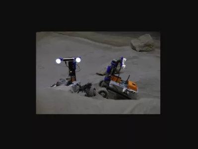 Preizkusi so potekali pri različnih svetlobnih pogojih in z različno &scaron;tevilčnimi skupinami robotov. Foto: Fakulteta za strojni&scaron;tvo Univerze v Ljubljani