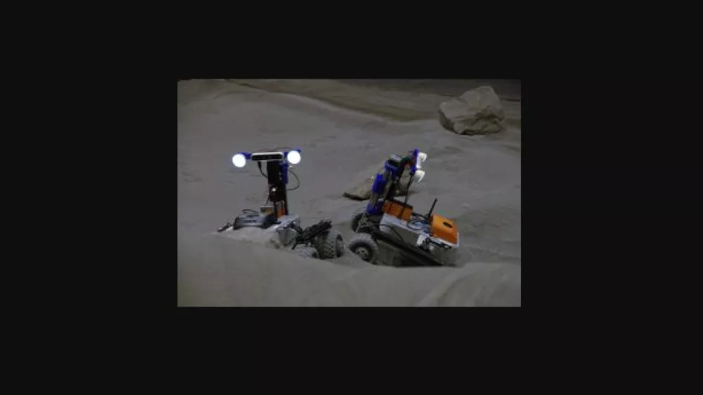 Preizkusi so potekali pri različnih svetlobnih pogojih in z različno &scaron;tevilčnimi skupinami robotov. Foto: Fakulteta za strojni&scaron;tvo Univerze v Ljubljani