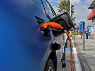 - električna polnilnica za električno vozilo - - polnilna postaja - električna mobilnost -- 12.10.2016 - Aerodrom Ljubljana - Letali&scaron;če Jožeta Pučnika Brnik - avtomobilsko postajali&scaron;če za souporabo električnih vozil Avant2Go - car sharing, e-prevoz na klic - //FOTO: Bojan Velikonja