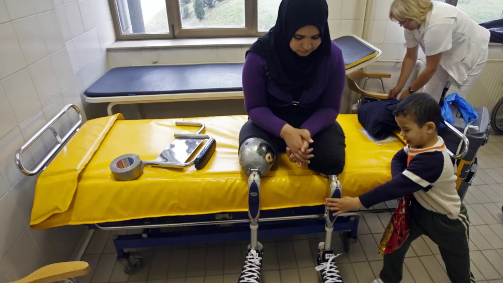 - OTROCI IZ GAZE 2009 - žrtve izraelske agresije na Gazo na rehabilitaciji v Sloveniji na In&scaron;titutu RS za rehabilitacijo Soča///FOTO: Tomaž SkaleOPOMBA: ZA OBJAVO V PRILOGI &ndash; DNEVNIKOV OBJEKTIV - REPORTAŽA