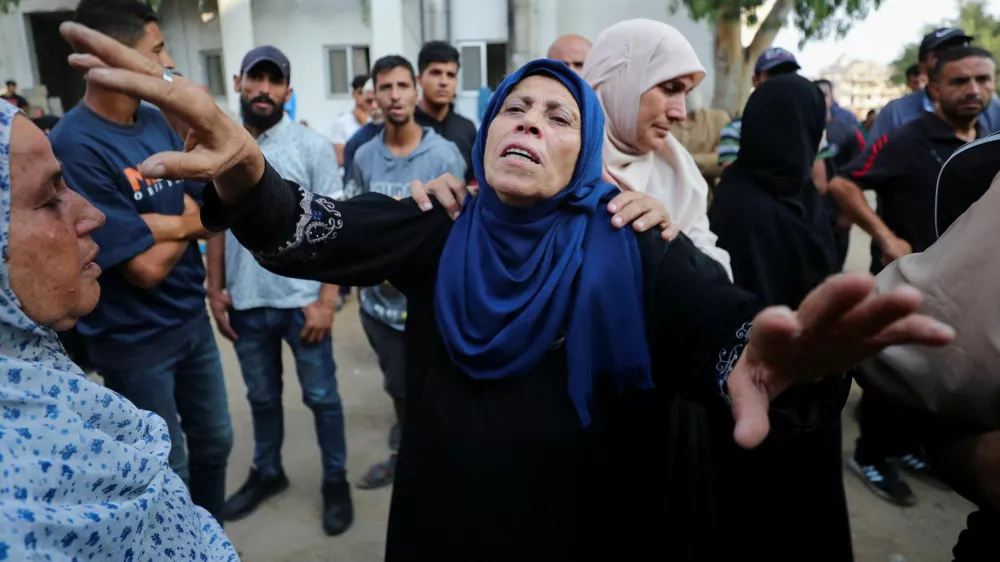 A woman mourns at a funeral of Palestinians killed by Israeli fire while trying to receive aid and others who were killed in an overnight Israeli strike, according to medics, at Al-Shifa Hospital in Gaza City, July 26, 2025. REUTERS/Mahmoud Issa