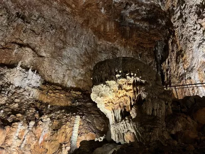 Največja atrakcija jame steber &raquo;Ruggero&laquo;, največji stalagmit jame. 