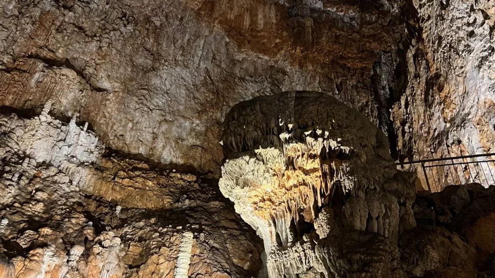 Največja atrakcija jame steber &raquo;Ruggero&laquo;, največji stalagmit jame. 