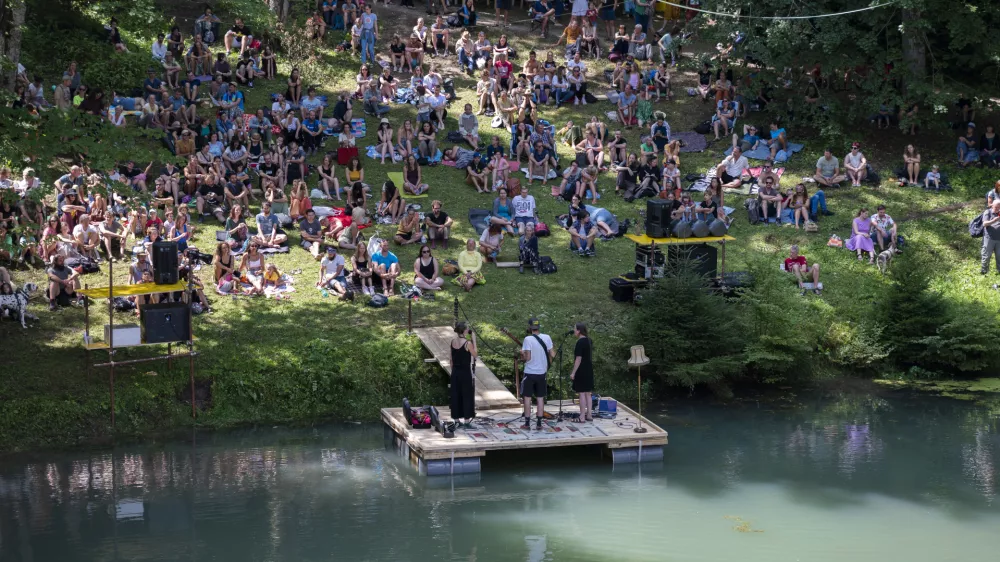 Druženje z umetnostjo v osrčju gozdov