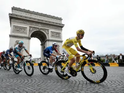Cycling - Tour de France - Stage 21 - Mantes-la-Ville to Paris - Paris, France - July 27, 2025 UAE Team Emirates XRG's Tadej Pogacar in action with riders as they pass the Arc de Triomphe during Stage 21 REUTERS/Benoit Tessier   TPX IMAGES OF THE DAY