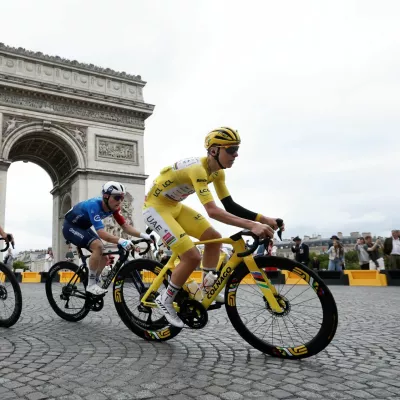 Cycling - Tour de France - Stage 21 - Mantes-la-Ville to Paris - Paris, France - July 27, 2025 UAE Team Emirates XRG's Tadej Pogacar in action with riders as they pass the Arc de Triomphe during Stage 21 REUTERS/Benoit Tessier   TPX IMAGES OF THE DAY