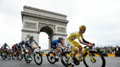 Cycling - Tour de France - Stage 21 - Mantes-la-Ville to Paris - Paris, France - July 27, 2025 UAE Team Emirates XRG's Tadej Pogacar in action with riders as they pass the Arc de Triomphe during Stage 21 REUTERS/Benoit Tessier   TPX IMAGES OF THE DAY