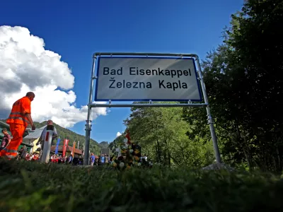 dvojezična krajevna tabla- Avstrijska Koro&scaron;ka 2011- Železna Kapla - postavili prve nove dvojezične krajevne napise //FOTO; Matej Pov&scaron;e