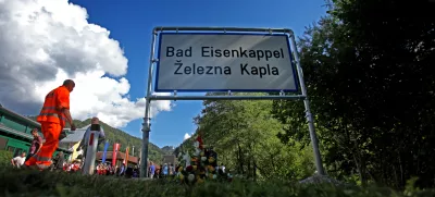 dvojezična krajevna tabla- Avstrijska Koroška 2011- Železna Kapla - postavili prve nove dvojezične krajevne napise //FOTO; Matej Povše