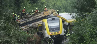 27 July 2025, Riedlingen: Rescue workers search for passengers in a derailed train. Several people have been killed and many others injured after a passenger train derailed in Biberach district between Zweifaltendorf and Zell in south-western Germany. Photo: Thomas Warnack/dpa