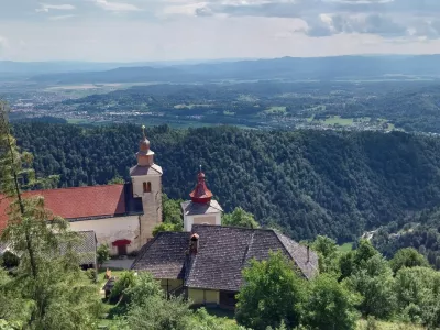 Gotska cerkev Sv. Primoža in Felicijana (12.&ndash;15./16. st.) z ohranjenimi srednjeve&scaron;kimi freskami 