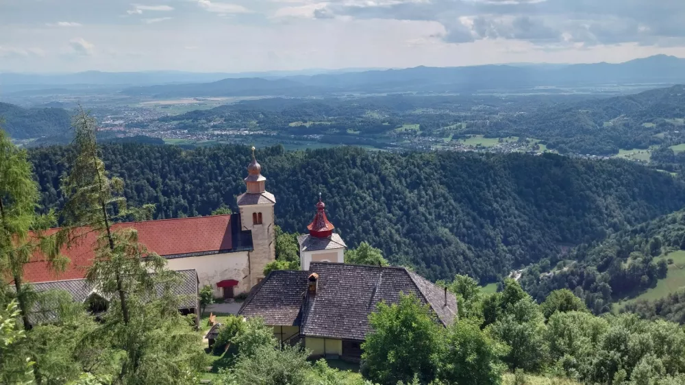 Gotska cerkev Sv. Primoža in Felicijana (12.&ndash;15./16. st.) z ohranjenimi srednjeve&scaron;kimi freskami 