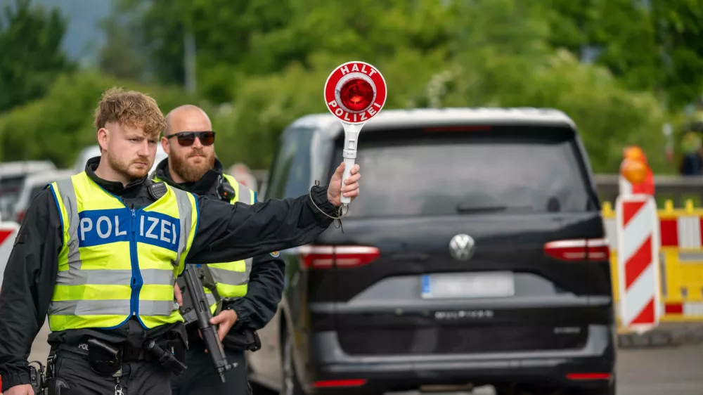 Kiefersfelden, Bavaria, Germany - May 15, 2025: Border control by the Federal Police at the Kiefersfelden checkpoint, Inntal Ost, on the A93 highway between Germany and Austria. Police officers pull a vehicle out of traffic with the police trowel with the inscription HALT POLIZEI *** Grenzkontrolle der Bundespolizei an der Kontrollstelle Kiefersfelden, Inntal Ost, an der Autobahn A93 zwischen Deutschland und ?sterreich. Polizisten ziehen ein Fahrzeug aus dem Verkehr mit der Polizeikelle mit Aufschrift HALT POLIZEINo Use Switzerland. No Use Germany. No Use Japan. No Use Austria