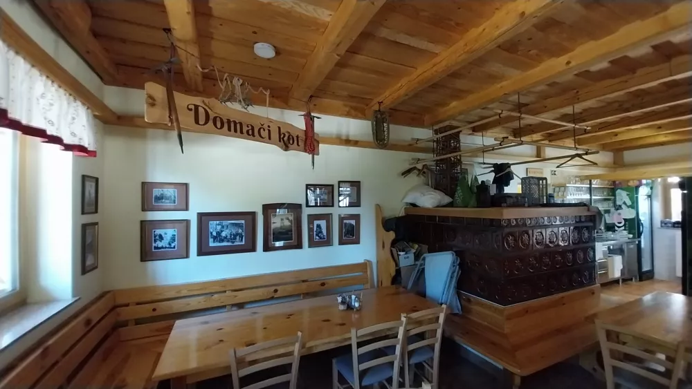 Koča na Planini nad Vrhniko: Gozdni razgled z domačimi &scaron;truklji