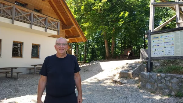 Koča na Planini nad Vrhniko: Gozdni razgled z domačimi &scaron;truklji