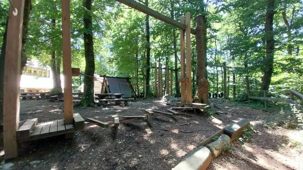 Koča na Planini nad Vrhniko: Gozdni razgled z domačimi &scaron;truklji