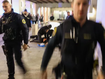 - 17.11.2023 - Posledice pretepa z nožem pred Parlament pubom na Slovenski cesti v Ljubljani; //FOTO: Bojan Velikonja / Foto: Bojan Velikonja