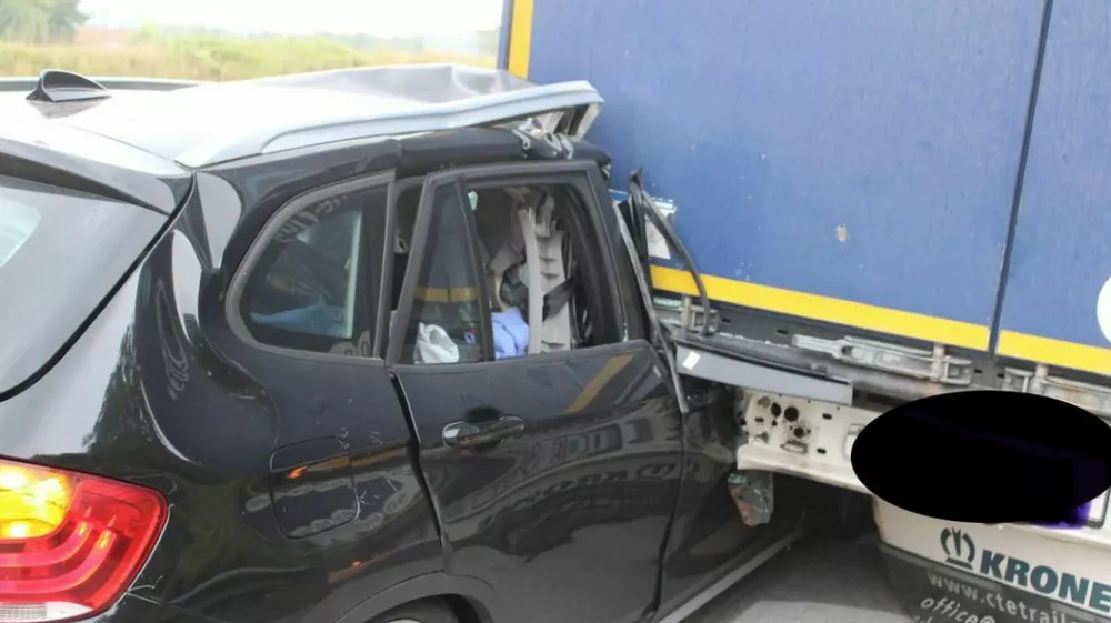 Avstrijski voznik je zaradi neprilagojene hitrosti trčil v tovornjak. 