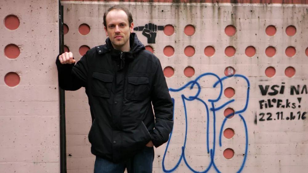 Aljo&scaron;a Kravanja, filozof in mladi raziskovalec na In&scaron;titutu za kriminologijo pri Pravni fakulteti UL, prevajalec Deleuzovega dela Nietzsche in filozofija/FOTO: Bojan Velikonja OPOMBA: ZA OBJAVO V PRILOGI &ndash; DNEVNIKOV OBJEKTIV - INTERVJU 2011