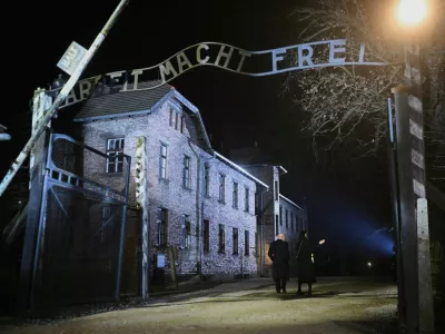 Britain's King Charles walks past the 'Arbeit Macht Frei' gate during a visit to Auschwitz, following commemorations to mark 80 years since the liberation of the Nazi German concentration and extermination camp, in Poland January 27, 2025. Victoria Jones/Pool via REUTERS