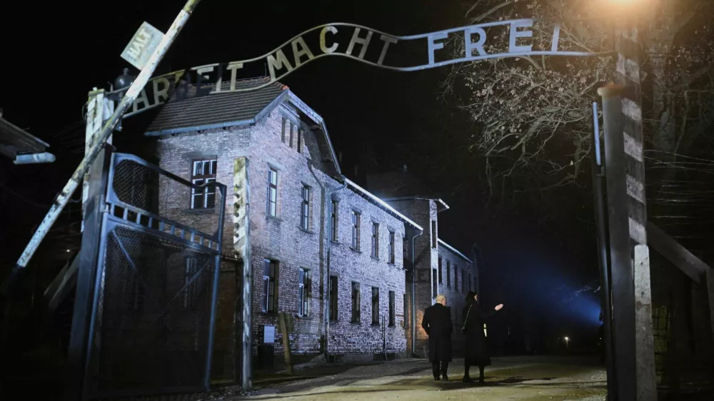 Britain's King Charles walks past the 'Arbeit Macht Frei' gate during a visit to Auschwitz, following commemorations to mark 80 years since the liberation of the Nazi German concentration and extermination camp, in Poland January 27, 2025. Victoria Jones/Pool via REUTERS