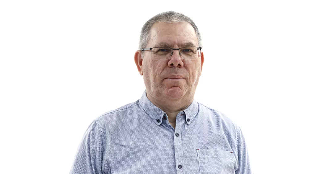 Miha A &Scaron;tamcarZA ONLINE - Redakcija Dnevnik 2024 - portreti za komentarje in kolumne - kolumnisti - komentatorji &ndash; novinarji - portret //FOTO: Luka Cjuha