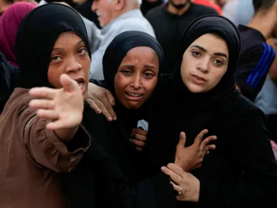 Mourners react during the funeral of Palestinians killed in an early morning Israeli airstrike on a house, according to medics, at Al-Awda Hospital, in Nuseirat in the central Gaza Strip, July 29, 2025. REUTERS/Hatem Khaled