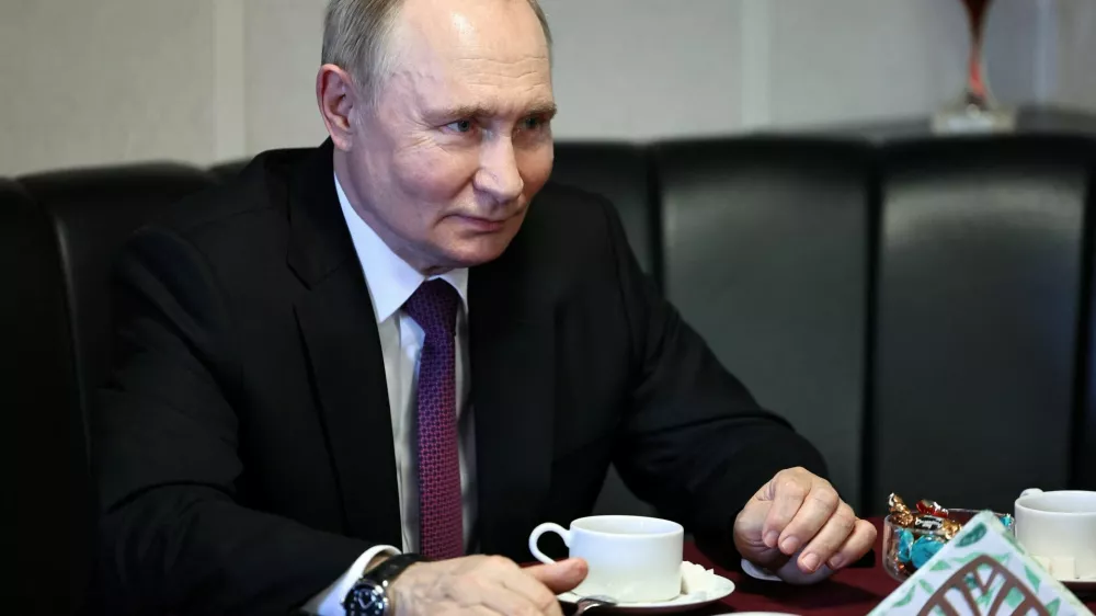 Russian President Vladimir Putin visits Admiral Grigorovich frigate on Russia's Navy Day in Saint Petersburg, Russia, July 27, 2025. Sputnik/Alexander Kazakov/Pool via REUTERS ATTENTION EDITORS - THIS IMAGE WAS PROVIDED BY A THIRD PARTY.