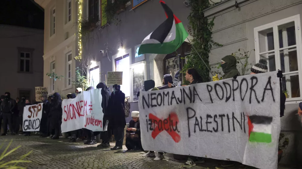 - 10.01.2024 &ndash;Mini teater, Križevni&scaron;ka ulica 1, Protest proti genocidu nad Palestinci - Palestina -  //FOTO: Luka Cjuha