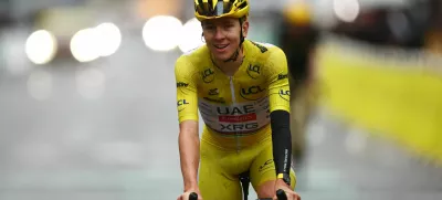 Cycling - Tour de France - Stage 21 - Mantes-la-Ville to Paris - Paris, France - July 27, 2025 UAE Team Emirates XRG's Tadej Pogacar celebrates after crossing the finish line while wearing the yellow jersey after stage 21 to win the Tour de France REUTERS/Sarah Meyssonnier