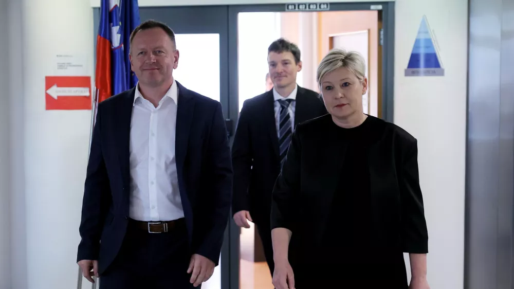 Ljubljana, KPK.Skupna novinarska konferenca Komisije za preprecevanje korupcije in Uprave RS za javna placila glede objav transakcij v novi aplikaciji Erar.Predsednik KPK Robert Sumi, njegov namestnik David Lapornik in generalna direktorica Uprave RS za javna placila Urska Kos.