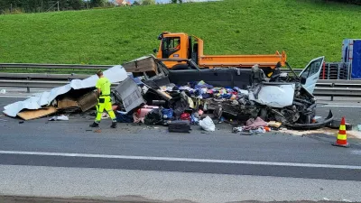 &Scaron;tajerska avtocesta, nesreča pri Tepanju, kjer je pri trku v tovorno vozilo umrlo pet tujih državljanov.Prometna nesreča, re&scaron;evanje, avtocesta, trk vozil, zastojFoto: Bralec