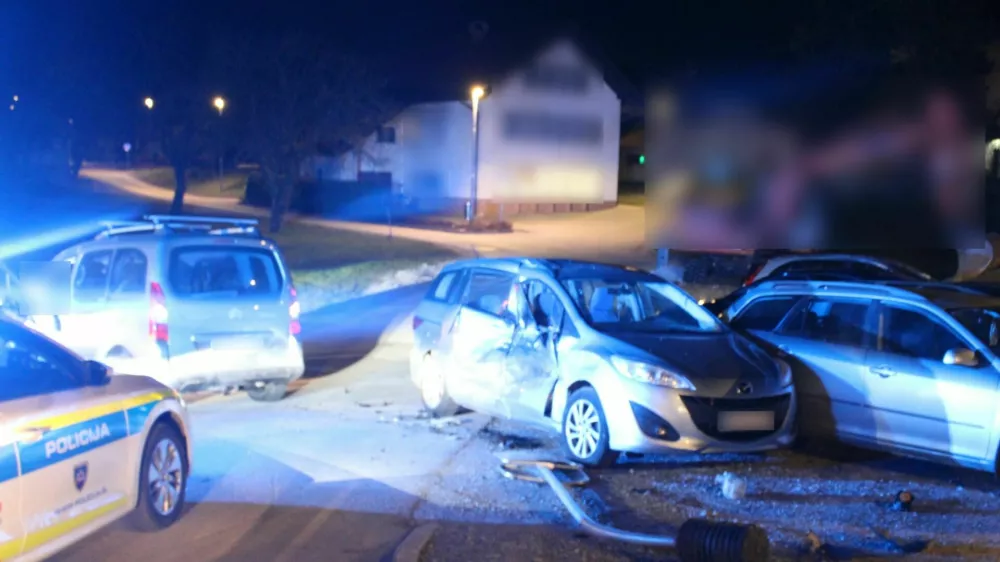 Prehiter voznik je bežal pred policijo, ustavil se je &scaron;ele po trku v prometni znak in dva parkirana avtomobila. 