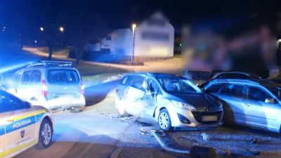 Prehiter voznik je bežal pred policijo, ustavil se je &scaron;ele po trku v prometni znak in dva parkirana avtomobila. 