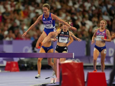Paris 2024 Olympics - Athletics - Women's 3000m Steeplechase Final - Stade de France, Saint-Denis, France - August 06, 2024. Alice Finot of France in action during the final REUTERS/Aleksandra Szmigiel