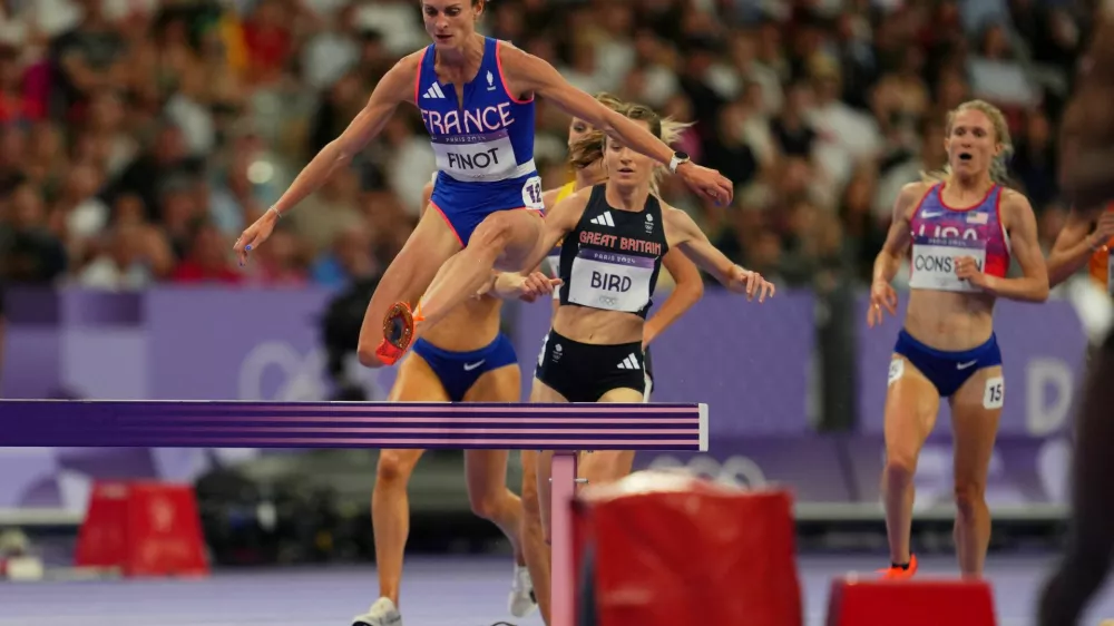 Paris 2024 Olympics - Athletics - Women's 3000m Steeplechase Final - Stade de France, Saint-Denis, France - August 06, 2024. Alice Finot of France in action during the final REUTERS/Aleksandra Szmigiel