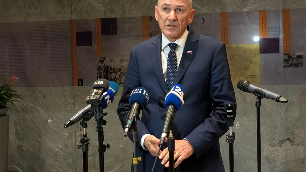 Ljubljana, DZ.Odzivi poslancev v drzavnem zboru na napovedano zvisanje izdatkov za obrambo.Predsednik SDS Janez Jansa.