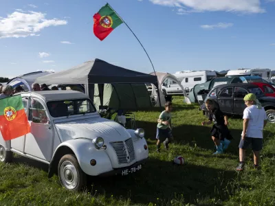IZBOR NIKsrečaotrociigra igranje29.07.2025 25. svetovno srečanje prijateljev avtomobila 2CV - spačka, ki ga organizira Citro&euml;n klub Slovenije - spački - srečanje spačkov, letali&scaron;če PostojnaFOTO: Nik Erik Neubauer / Foto: Nik Erik Neubauer