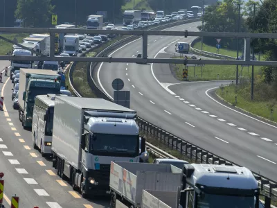 - 27.08.2019 &ndash; Dolenjska avtocesta med Grosupljem in Vi&scaron;njo Goro &ndash; vi&scaron;njegorski klanec - prenova 6,2 kilometra vozi&scaron;ča avtoceste proti Novemu mestu - obnova ceste //FOTO: Matjaž Ru&scaron;t