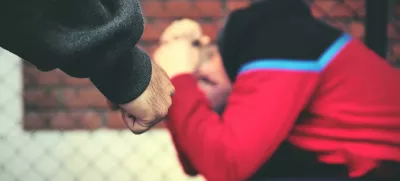 Taksista so zvabili v gozd in ga obesili na drevo. Umiral je v mukah. F Reuters