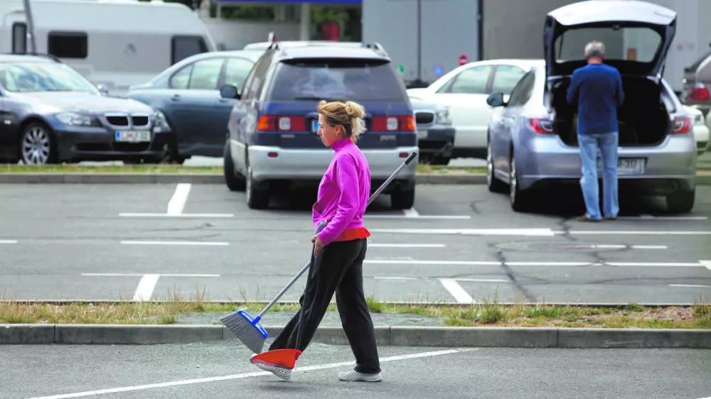 - avtocestno počivali&scaron;če Lom - bencinska črpalka Petrol - romunski delavci za delo plačani 1 euro na uro//FOTO: Luka Cjuha------Petkolonsko
