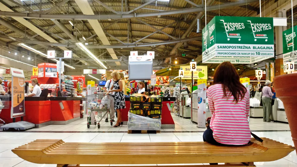 Interspar - samopostrežna blagajna - klop - počitek- BTC City Park - nakupovalno sredi&scaron;če v Ljubljani 2013 - potro&scaron;ni&scaron;tvo - potro&scaron;niki,potro&scaron;niki,nakupovanje//FOTO: Tomaž Zajel&scaron;nik