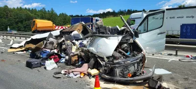 Štajerska avtocesta, nesreča pri Tepanju, kjer je pri trku v tovorno vozilo umrlo pet tujih državljanov.Prometna nesreča, reševanje, avtocesta, trk vozil, zastojFoto: Bralec