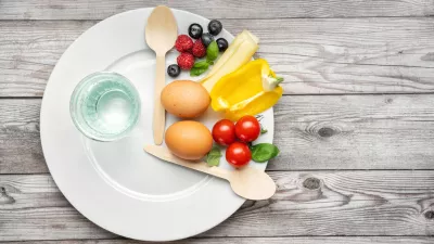 Interval fasting diet. Intermittent fasting concept represented with a plate and products on gray background. Healthy lifestyle. Fat loss concept. Top view / Foto: Yummy Pic