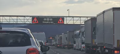 Ljubljana, primorska avtocesta.Resevalni pas vozil na avtocesti.