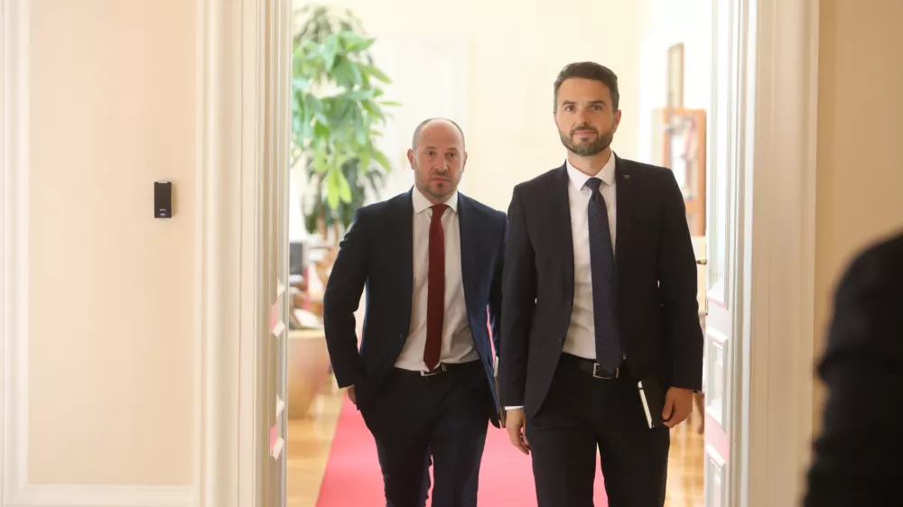 - Jernej Vrtovec, poslanec NSi,- Matej Tonin predsednik in poslanec NSI,- 11.07.2025. - predsednik vlade Robert Golob je gostil srečanje s predsedniki parlamentarnih strank na temo članstva Slovenije v Natu ter vpra&scaron;anja izvedbe referenduma glede povečanja obrambnih izdatkov Slovenije.//FOTO: Bojan Velikonja