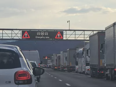 Ljubljana, primorska avtocesta.Resevalni pas vozil na avtocesti.