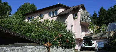 ZAKRITA REGISTRSKA 1.08.2025 Hiša kjer je 81-letnik streljal na 40-letnika in ga hudo ranil, Log pri Brezovici FOTO: Nik Erik Neubauer